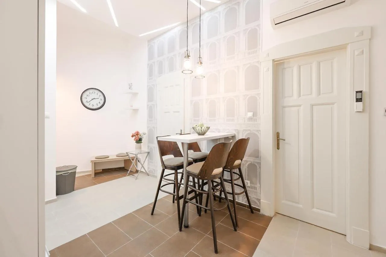 Deluxe Central Apartment With 4Bedrm 2 Bathrm Budapeste