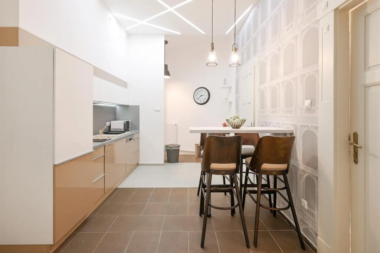 Deluxe Central Apartment With 4Bedrm 2 Bathrm Budapest