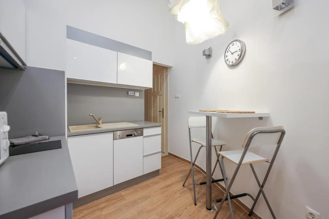Deluxe Central Apartment With 4Bedrm 2 Bathrm Budapest
